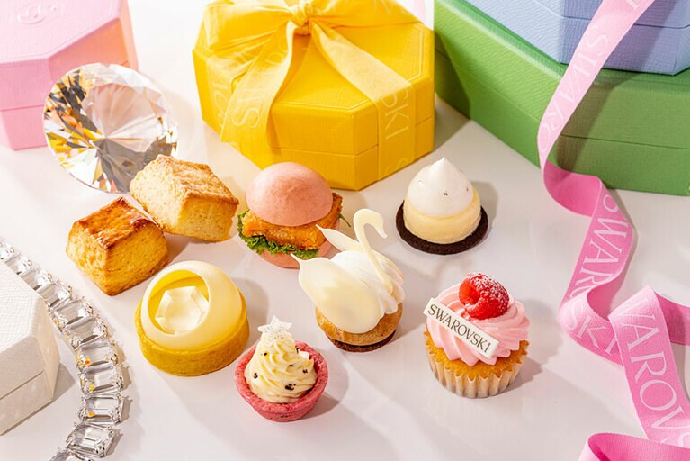 「コンラッドアフタヌーンティー with Swarovski」テイクアウトのイメージ。1名分5,000円(税込)、2日前までに要予約。