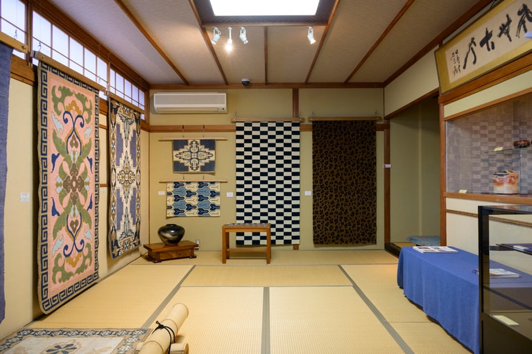 赤穂緞通の基本のサイズは「一畳敷き」、半年から一年ほどかけて制作される。