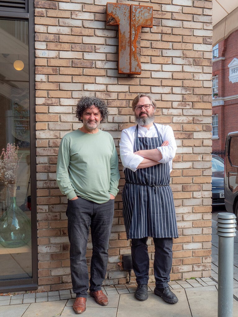トリヴェットのファウンダー、マスターソムリエのイサ・バルさん(左)とヘッドシェフのジョニー・レイクさん(右)。
