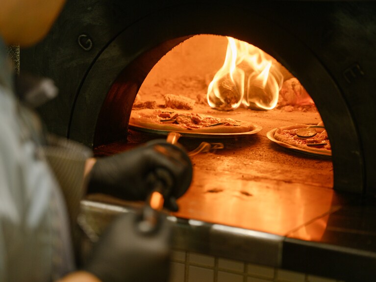 高温の石窯で焼くピッツァのおいしさは格別。