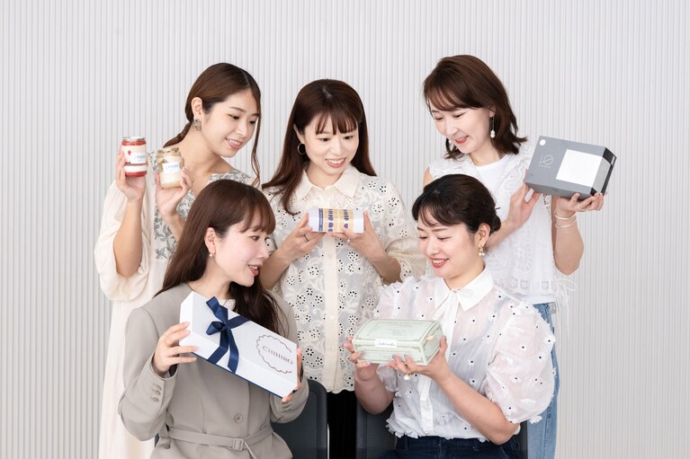 スイーツ好きのアンバサダーが厳選した自分への贈り物。左後方から時計回りに、片桐優妃さん、茂木雅世さん、能美黎子さん、岡田倖歩さん、水村真奈さん。