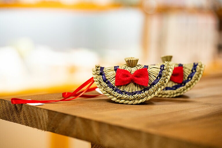 品揃え豊富な売店でお土産タイム。「小さなおけさ笠ストラップ（佐渡 おけさ笠の会）」1,100円。