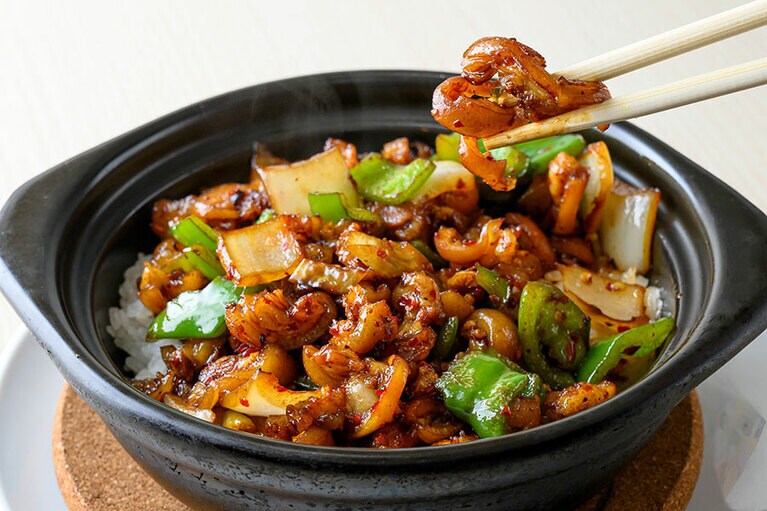 「豚足のかわ土鍋めし」。皮がプルプル！