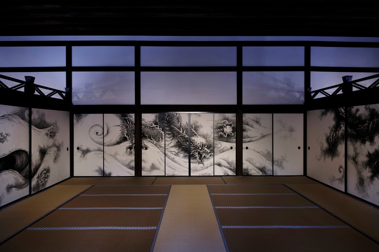 第4の龍（右）、第5の龍（左）、第6の龍（中央）が佇む方丈の中心部。