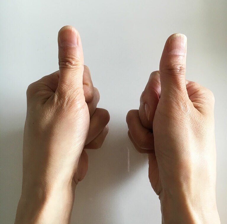 耳の上のマッサージ。このマッサージでは、両手の親指を使います。