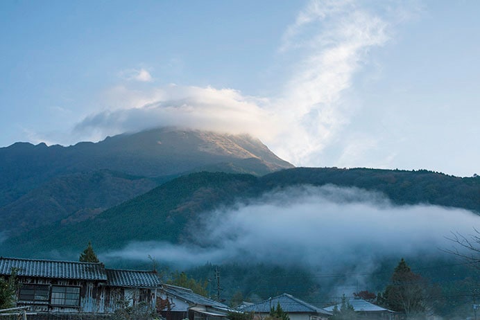 【由布院玉の湯】早朝の散策で目にした由布岳。Photo: Hiroshi Mizusaki