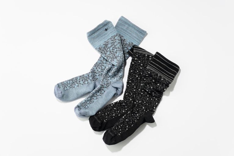 ソックウェル“フラワー柄の着圧ソックス”／5,280円。