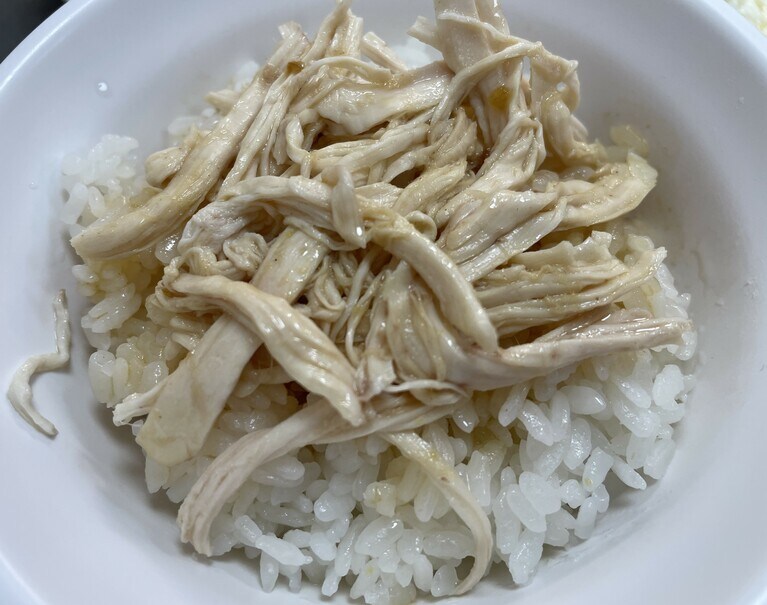 鶏肉飯のおいしさを物語る、つややかな鶏肉と美しく白いご飯。さて、今回ご紹介した3店舗のうち、この完璧なビジュアルはどこのお店のものでしょうか？　実際に訪れて確かめてみてください。