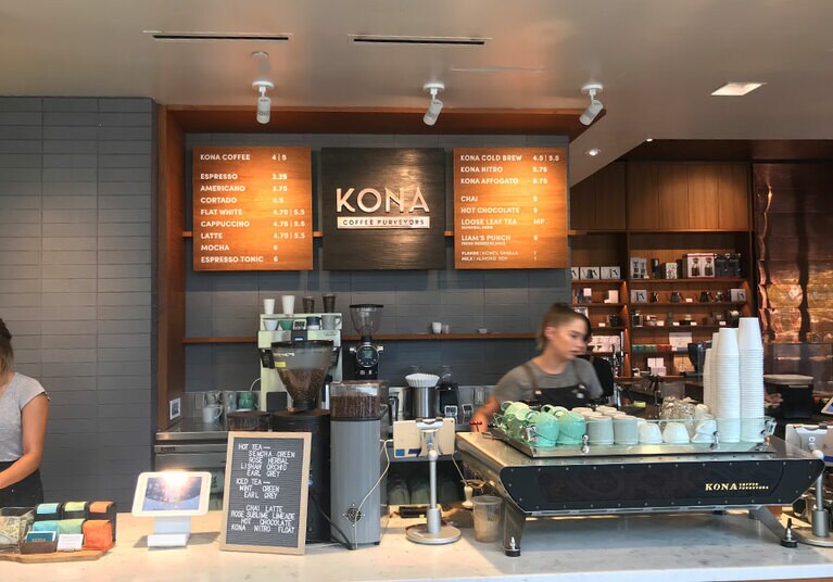 クヒオ通り沿い、インターナショナル・マーケットプレイス1階にある、夜遅くまで営業しているカフェ。