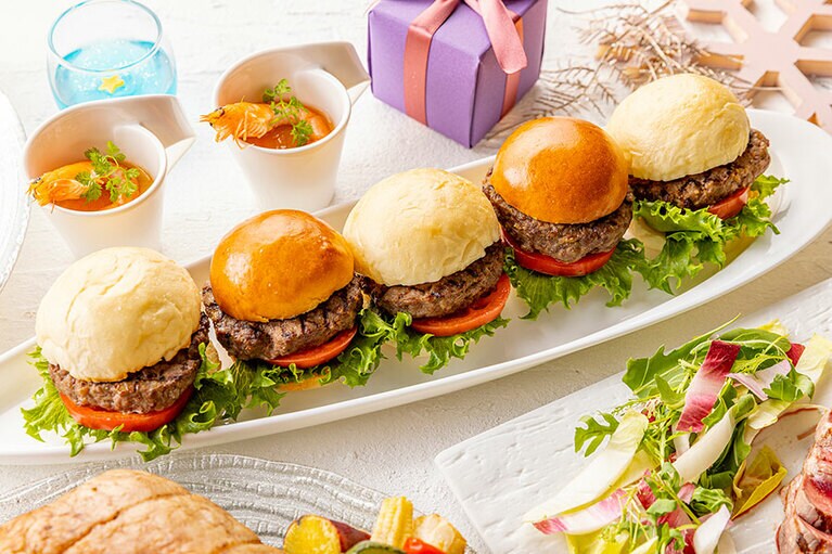 ホットステーションで提供されるミニビーフスライダー(ランチは土・日・祝のみ)。