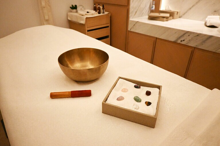 マッサージにクリスタルやシンギングボウルを組み合わせることも。