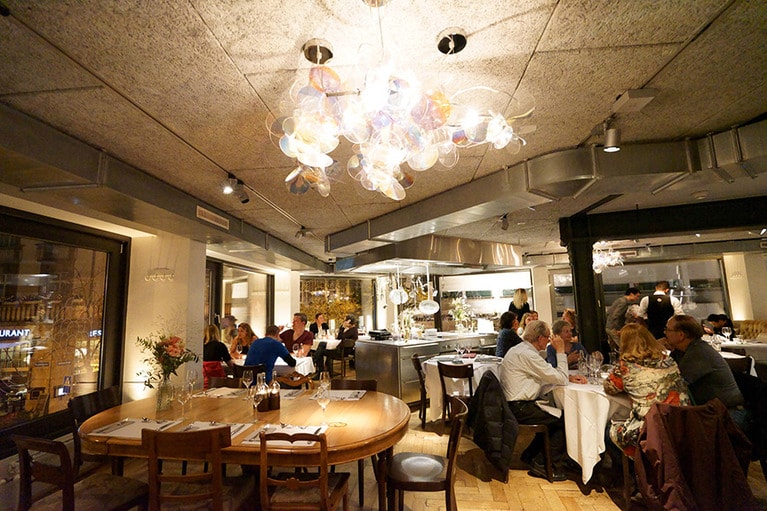 2階のディナーは、毎晩ほぼ満席の人気ぶりだ。