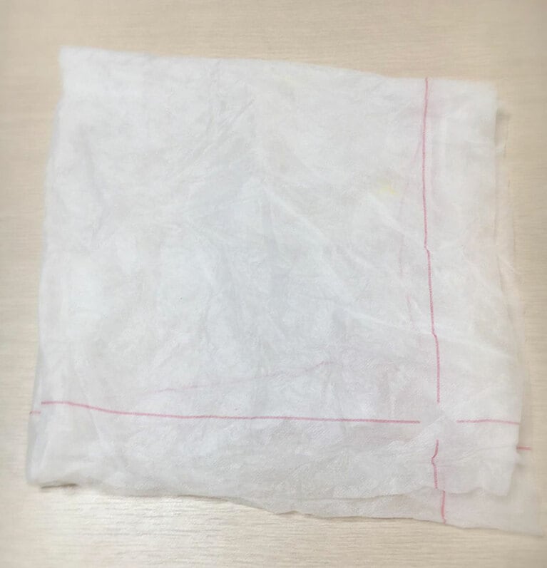 カットする場所に紙などを敷くと後処理がラクです。洗面台などで行う場合でも、髪を流さず、紙を敷きましょう。