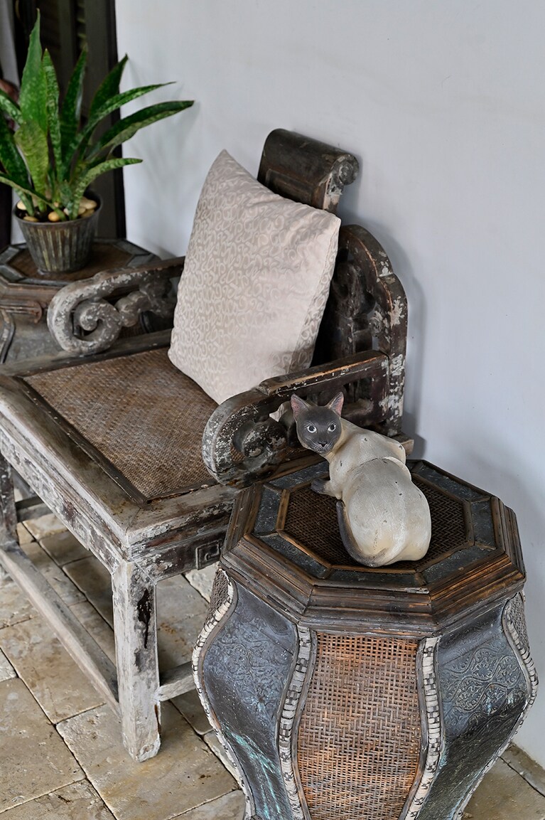 オーナーが世界各地から集めたアンティークが随所に。