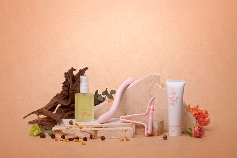 女性の「性の健康」を守るために誕生した新ブランド「iroha Healthcare」。写真左から、「インナー マッサージ オイル」「インナー マッサージ スティック」「ケーゲルチェッカー」「モイスト ケア ゲル」。