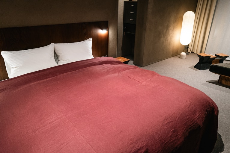 右奥にはソファがあり、昼間は外に見える田園風景を眺めながら、ゆっくりできる。