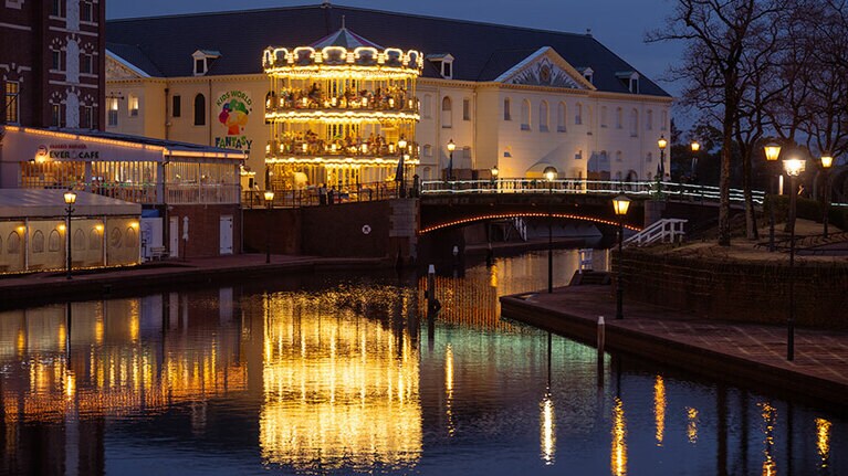 日本初の3階建てメリーゴーラウンド「スカイカルーセル」も華やかにライトアップ。