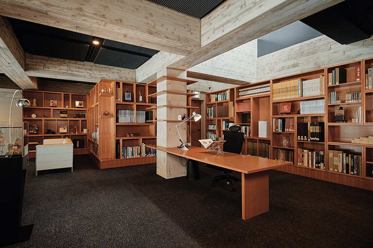 【リバーリトリート雅樂倶】くつろいだ雰囲気に満ちたハイセンスなライブラリー。アートをはじめとした多彩なジャンルの図書を閲覧できる。