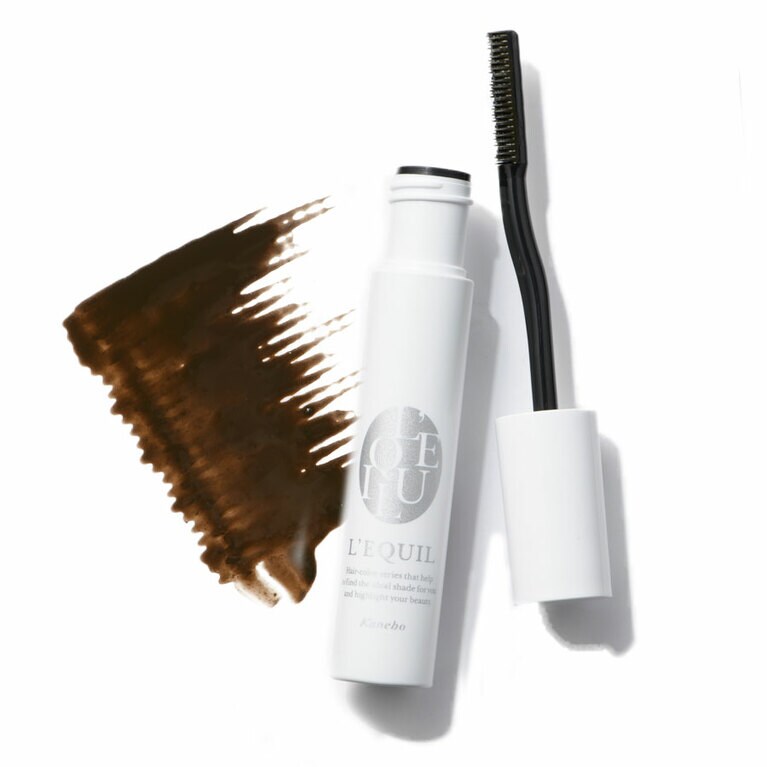 散らばっている数本の白髪にも、まとまって生えている白髪にも塗りやすいコームの形状。髪の色に合わせて全4色から選べる。リクイール ヘアコンシーラー OC 10mL 2,000円／カネボウ化粧品。