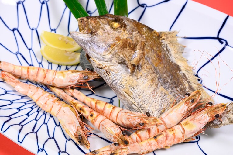鯛と車エビの塩焼き。