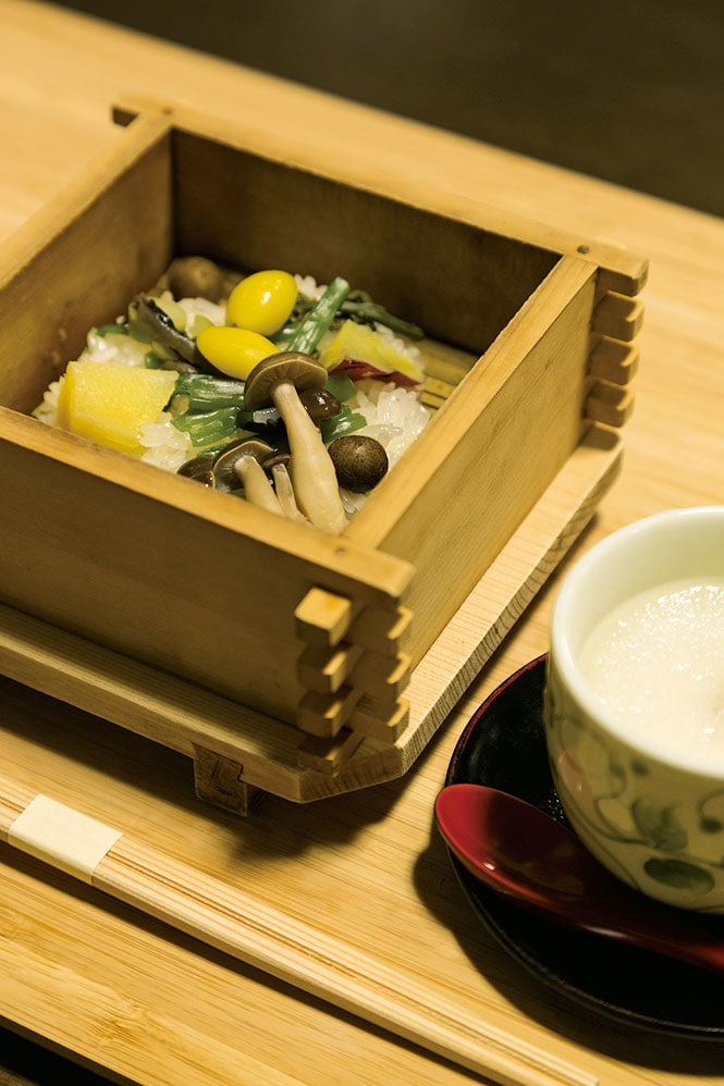 【登録有形文化財の宿 名泉鍵湯 奥津荘】80年以上変わらず供されている、温泉で蒸したおこわと滋味深い薯蕷蒸し。この味を楽しみに来る常連も多い。／Photo: Manami Takahashi