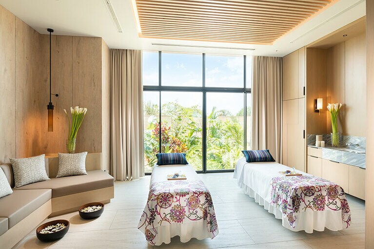 全4室の完全個室のトリートメントルーム。友達やカップルで施術を受けられる2名用のカップルルームも。