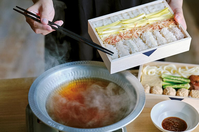 鱧の薬膳鍋〈鱧8カン、鶏つくね6カン、うどん1玉、季節の野菜など、薬膳出汁約1200mL〉10,800円。