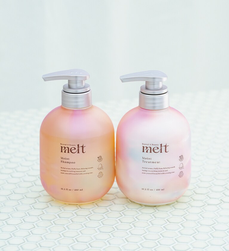 左から:メルト モイストシャンプー 480mL 1,760円、同 モイストトリートメント 480mL 1,760円/ともに花王