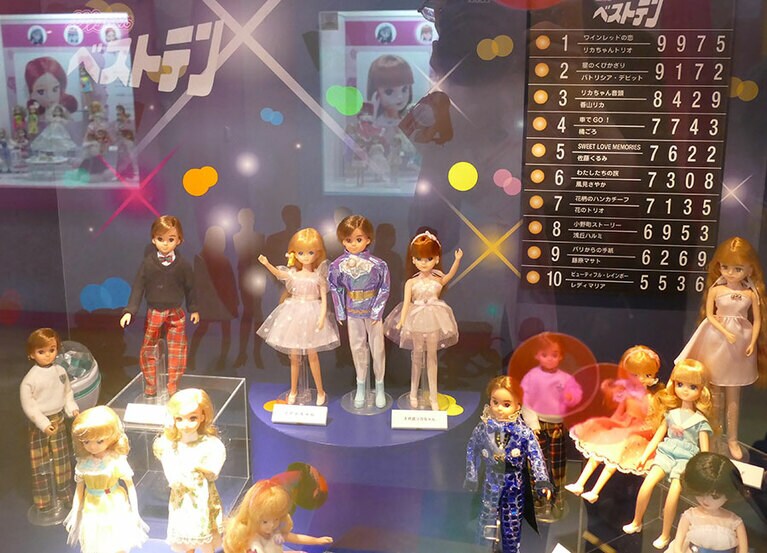 反転フラップ（パタパタ）式の数字表示も懐かしい。