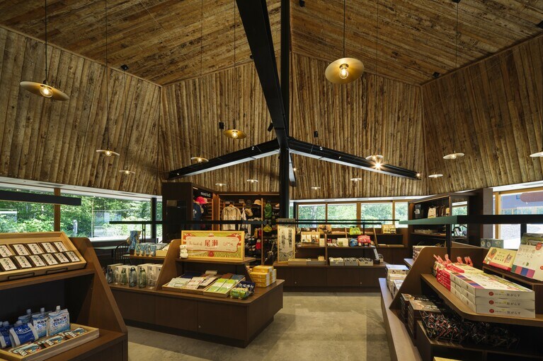 「はとまちベース Cafe & Shop」には飲食スペースもあり、登山グッズやお土産も豊富に揃う。