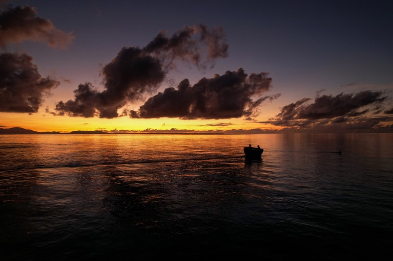 まだ暗いうちに海上へ。