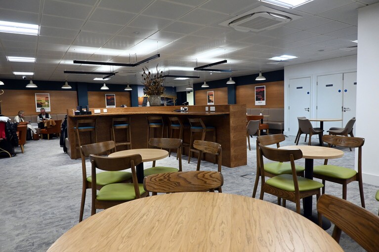 ロンドンのユーストン駅内のクラブラウンジ。シャワールームも広々。