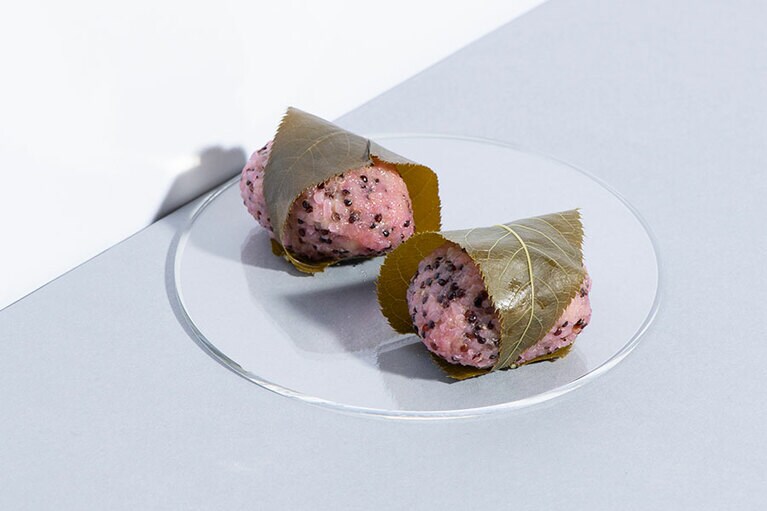 「雑穀桜餅(つぶ餡・なめらか餡・白なめらか餡)」各421円。