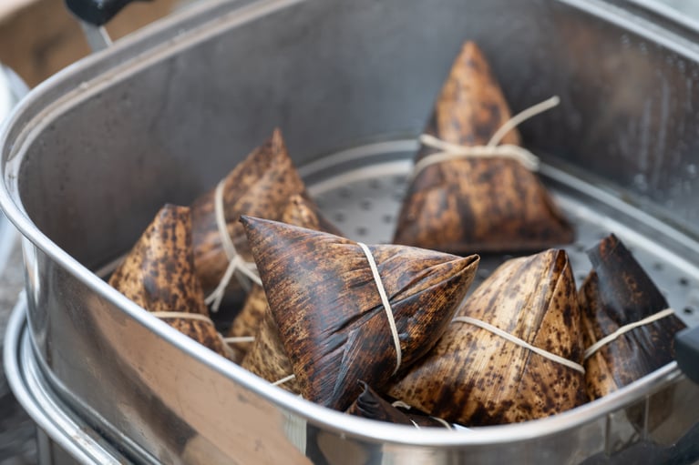 三崎朝市の名物「トロちまき」1個500円。