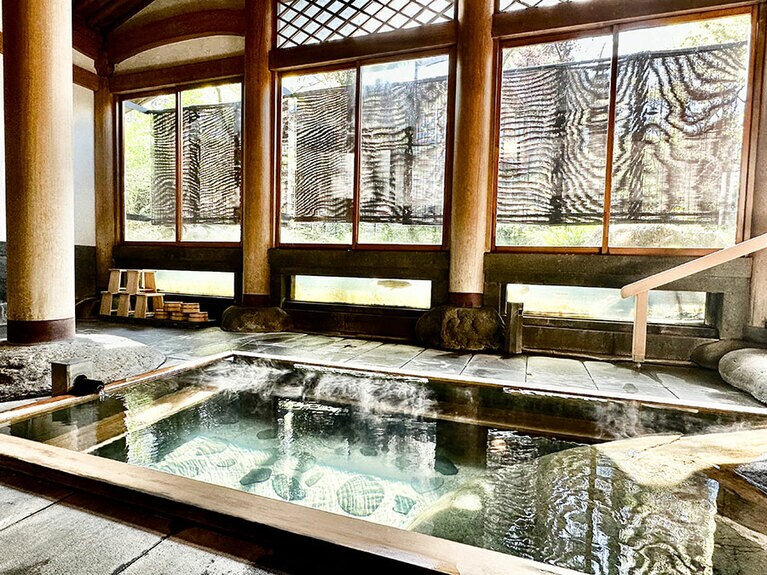 鯉は窓辺に近づいたり、音を出すと寄ってくる。