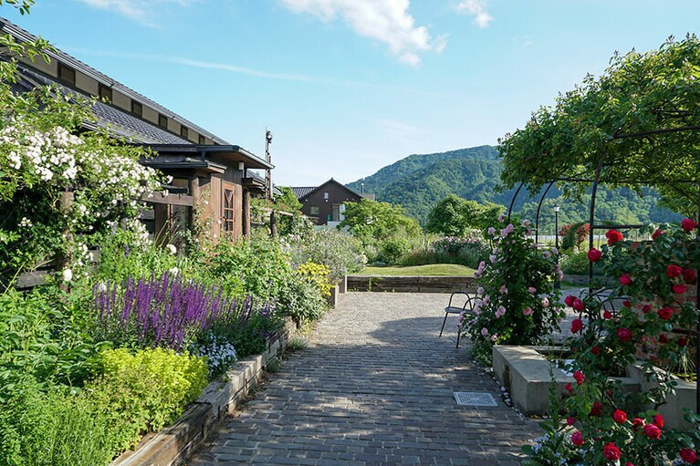 カーブドッチヴィネスパ［新潟／角田山温泉］ワイナリー庭。