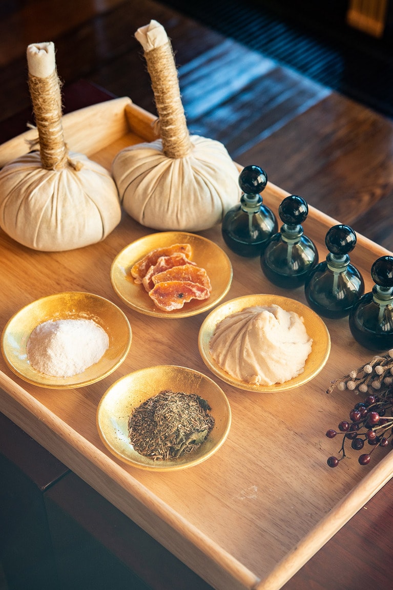 ボディは米粉に酒かすなどを混ぜて蒸した粕玉ボウルで、顔は柿の皮エキスでじっくりとトリートメント。