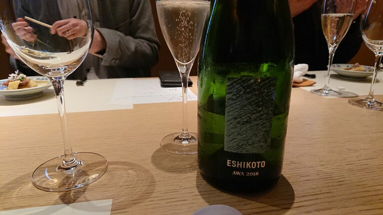 このたび世界基準のスパークリング日本酒「awa酒」に認定された「ESHIKOTO AWA 2018」。