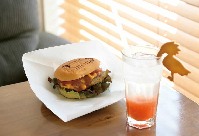 「佐渡小判バーガー」720円とトキのクッキーを添えた「トキソーダ」470円。