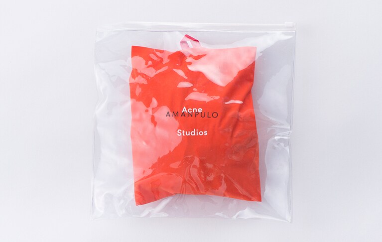 防水バッグがひとつあれば、濡れた物を持ち運ぶのに便利。念のため用意しておくと安心。