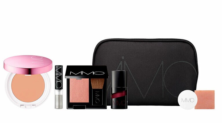 「MiMCホリデーコフレ2020」13,500円(限定発売)。セット内容：BBバーム(ヌーディーベージュ)、ミネラルリキッドルージュ(05・ピンクムーン)、ミネラルスムースチーク(04・イマジネーション)、ミネラルカラーパウダー(224・ムーングロウ)、ロイヤルローズソープ(ミニ)、エッセンスハーブバームクリーム(ミニ)、ブラックポーチ(オリジナル)。