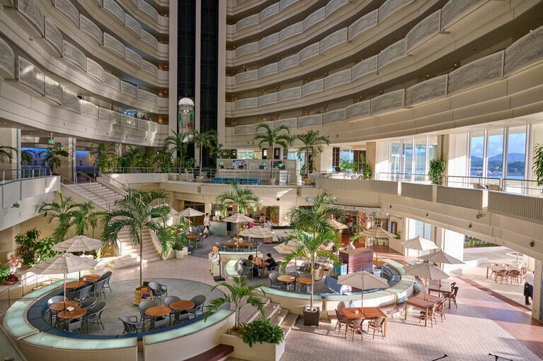 ゲストを圧倒する吹き抜けのアトリウム。時代を象徴する建築も見どころ。