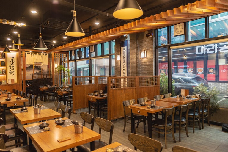 モダンで広々とした店内。