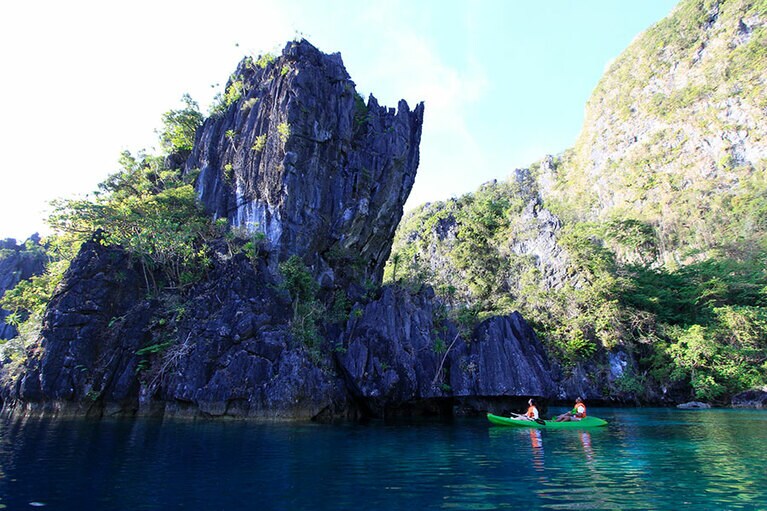 今にも崩れそうな岩山を間近で眺めることができる。