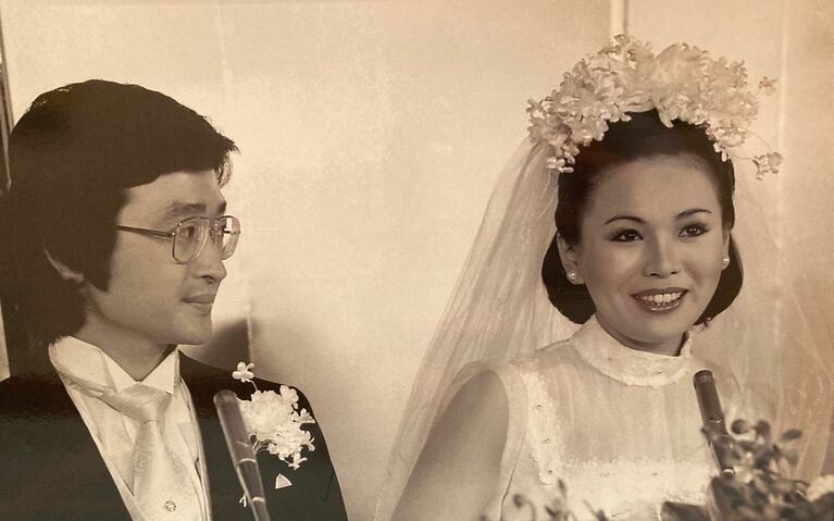 夫・真平さんとの結婚会見にて（本人提供）