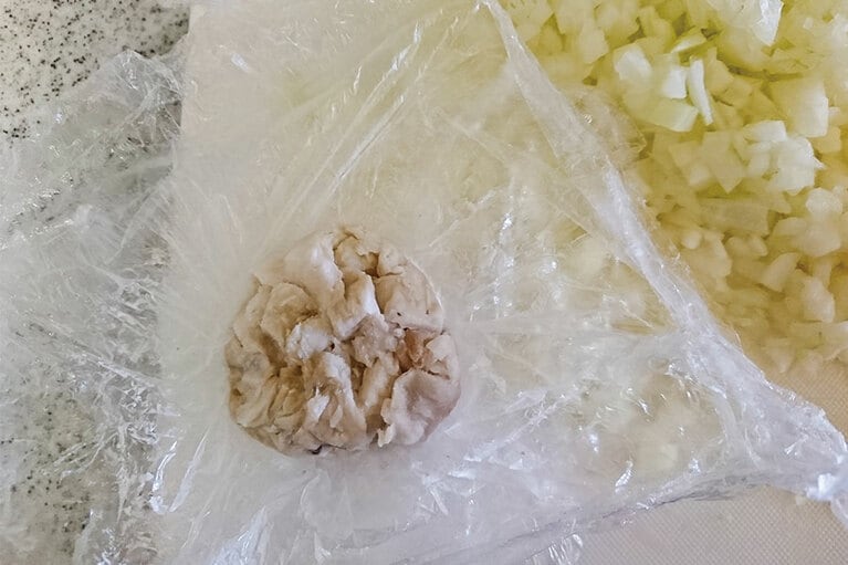 冷凍した豚の脂身。料理しながらスマホで撮るって難しい。