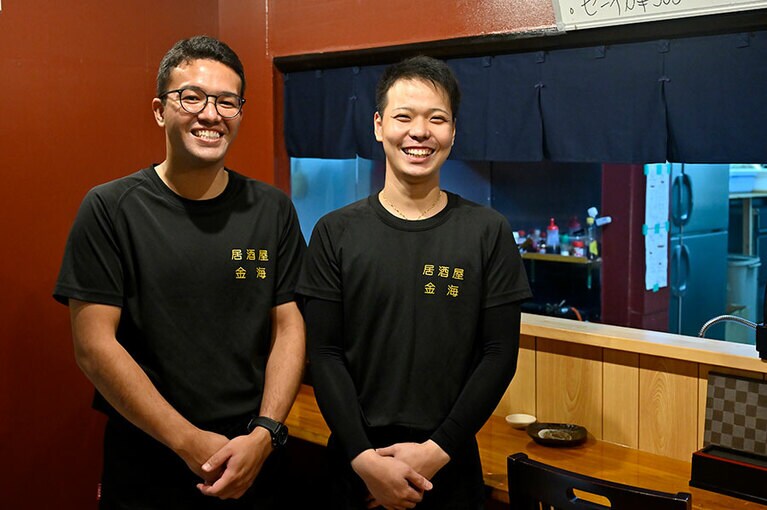 右から：店長の上原脩大さん、ホールスタッフの富里隆祐さん。