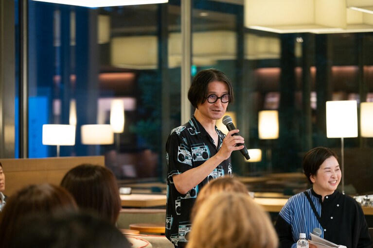 必死で舵を切るのは司会進行を務めた筆者（左）と弊誌編集長（右）。