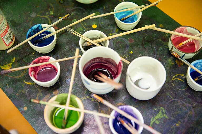 彩色に用いられる鮮やかな顔料。