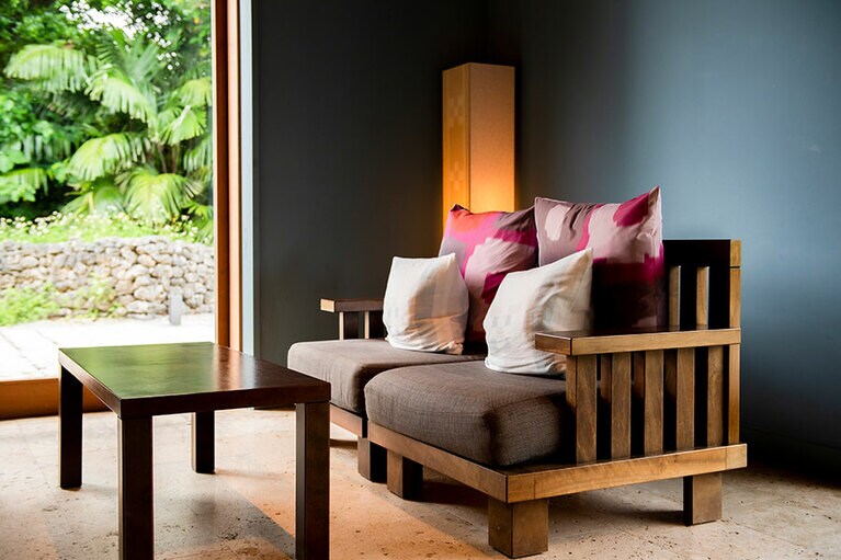 クッションカバー、照明にも竹富島発祥のミンサー織りを採用。